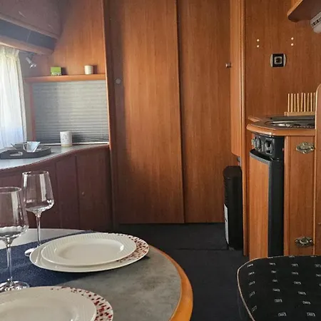 Campervan Romantic Getaway In Old Town אתר קמפינג