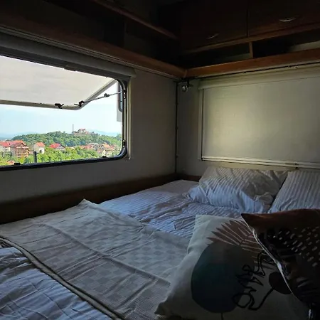 Κάμπινγκ Campervan Romantic Getaway In Old Town Μπρασόβ