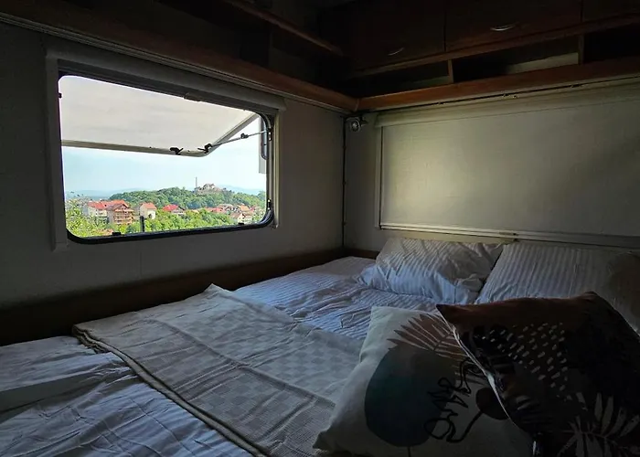 Κάμπινγκ Campervan Romantic Getaway In Old Town Μπρασόβ